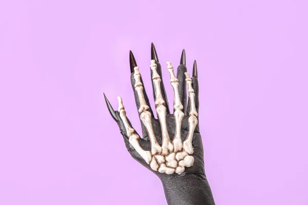Mãos Esqueleto Bruxa Fundo Roxo Celebração Halloween — Fotografia de Stock