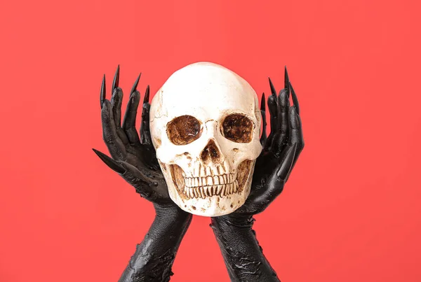 Mãos Negras Bruxa Com Crânio Fundo Vermelho Celebração Halloween — Fotografia de Stock