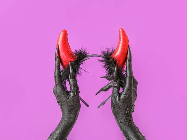 Handen Van Heks Met Rode Duivelshoorns Hoofdband Paarse Achtergrond Halloween — Stockfoto