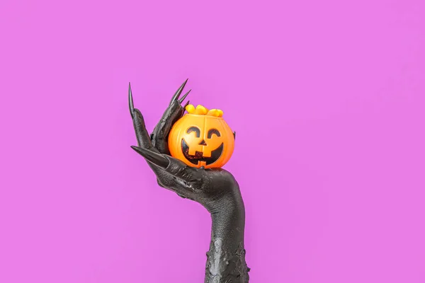 Černá Ruka Čarodějnice Kotlem Chutné Sladké Kukuřice Purpurovém Pozadí Halloween — Stock fotografie