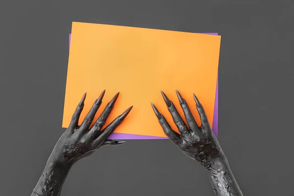 Czarne Ręce Wiedźmy Czystymi Papierowymi Prześcieradłami Ciemnym Tle Święto Halloween — Zdjęcie stockowe