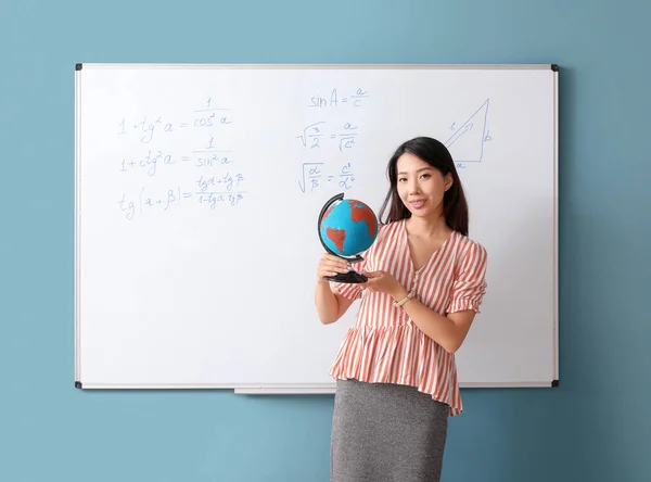 Vrouw Aziatische Leraar Met Globe Buurt Flipboard Klas — Stockfoto