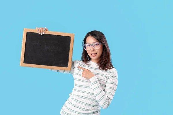 Female Asian Teacher Pointing Chalkboard Blue Background — Stock Photo, Image