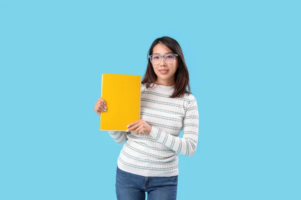 Vrouw Aziatische Leraar Met Notebook Blauwe Achtergrond — Stockfoto