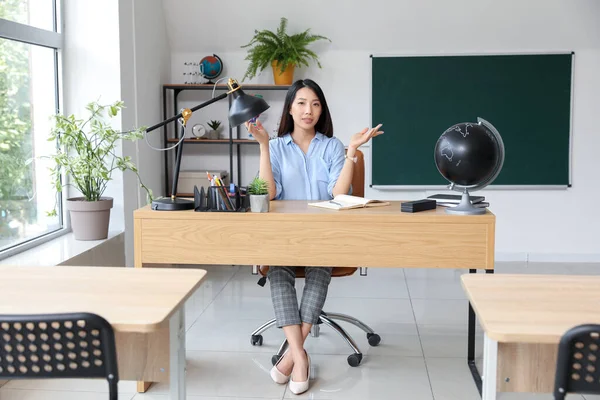 Жіночий Азіатський Вчитель Сидить Столом Класі — стокове фото