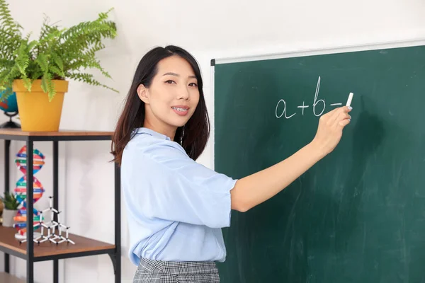 Asiatische Lehrerin Dirigiert Mathe Der Nähe Der Tafel Klassenzimmer — Stockfoto