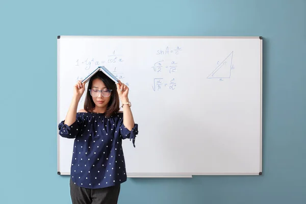 Учитель Математики Азии Книгой Рядом Доской Классе — стоковое фото