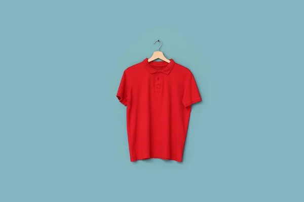 Κομψό Κόκκινο Shirt Κρέμεται Μπλε Φόντο — Φωτογραφία Αρχείου
