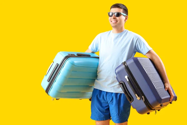 Männlicher Tourist Mit Koffern Auf Gelbem Hintergrund — Stockfoto