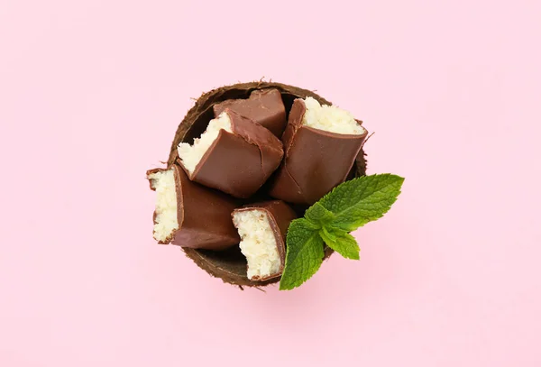 Kókuszhéj Ízletes Csokoládéval Borított Cukorka Rózsaszín Alapon — Stock Fotó