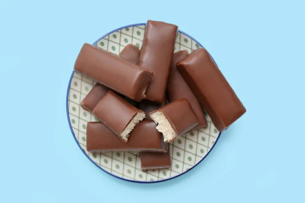 Piatto Con Gustose Caramelle Ricoperte Cioccolato Cocco Sfondo Blu — Foto Stock