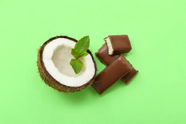 Savoureux Chocolat Couvert Bonbons Noix Coco Sur Fond Vert — Photo
