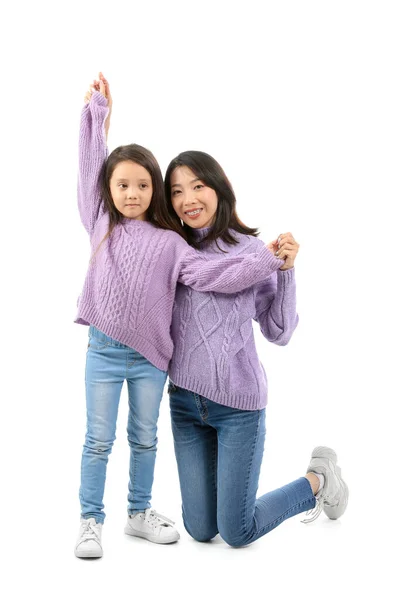 Asiatisch Mutter Mit Sie Klein Tochter Auf Weiß Hintergrund — Stockfoto