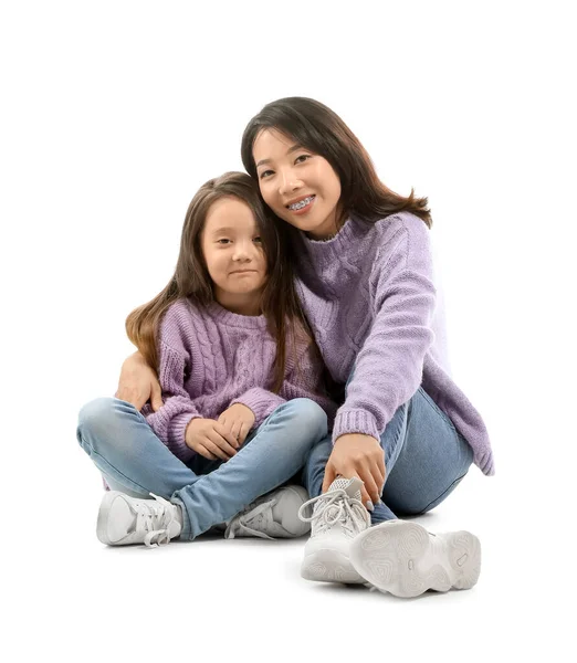 Aziatische Moeder Met Haar Kleine Dochter Knuffelen Wit Achtergrond — Stockfoto