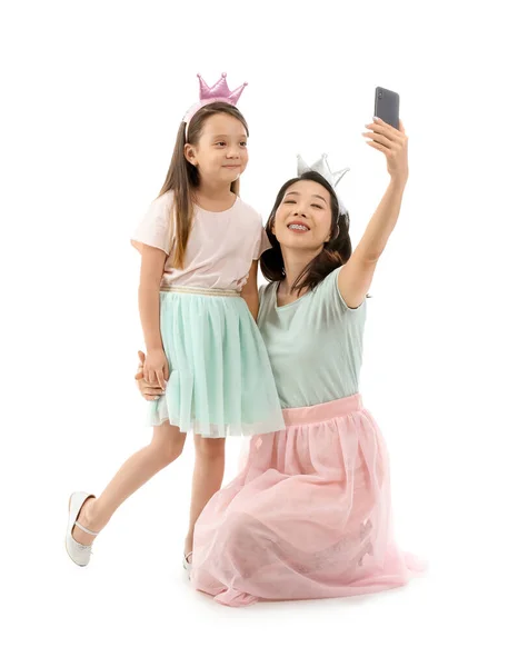 Asiática Madre Con Pequeña Hija Coronas Tomando Selfie Blanco Fondo — Foto de Stock