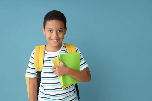 Kleiner Afroamerikanischer Junge Mit Schulrucksack Und Werbebüchern Auf Blauem Hintergrund — Stockfoto