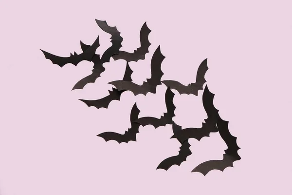 Χάρτινες Νυχτερίδες Για Αποκριάτικο Πάρτι Λιλά Φόντο — Φωτογραφία Αρχείου