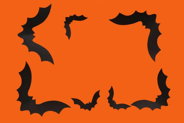 橙色背景的万圣节晚会用纸蝙蝠做的框架 — 图库照片