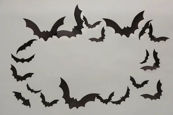 灰色背景的万圣节晚会用纸蝙蝠做的框架 — 图库照片