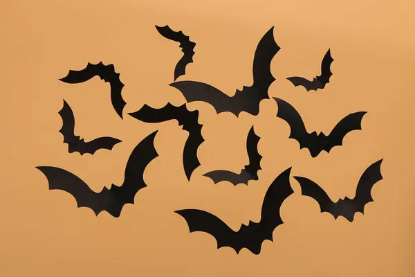 Papierfledermäuse Für Die Halloween Party Auf Beigem Hintergrund — Stockfoto