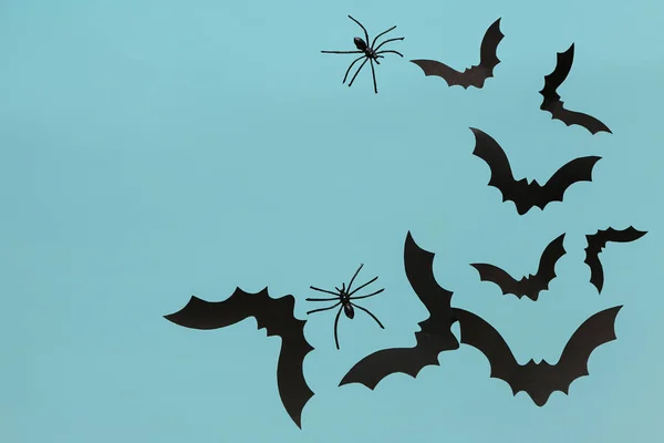 蓝色背景的万圣节派对纸制蝙蝠和蜘蛛 — 图库照片