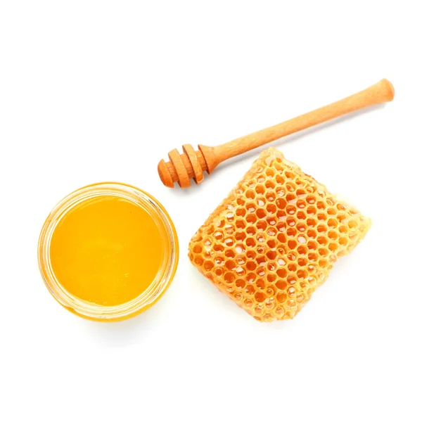 Schüssel Mit Süßem Honig Löffel Und Kamm Auf Weißem Hintergrund — Stockfoto
