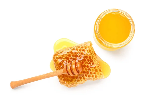 甘い蜂蜜のボウル ディッパーとホワイトバックグラウンドで結合 — ストック写真