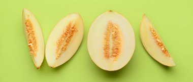 Yeşil arka planda tatlı kavun parçaları, üst manzara