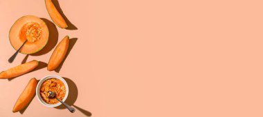 Bej arkaplanda tatlı karpuz ile kompozisyon metin için boşluk, üst görünüm