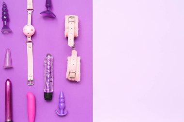 Mor arka planda farklı seks oyuncakları