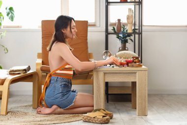 Genç cadı evdeki blog için video kaydediyor