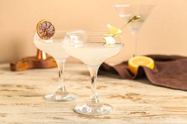 Açık ahşap masada limonlu bir bardak martini