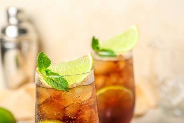 Arka planda soğuk Küba Libre kokteyli bardakları, yakın plan.