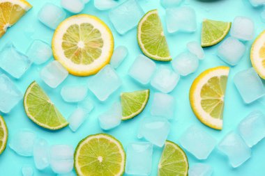Limonlu dilimlenmiş taze limon ve turkuaz arka planda buz.