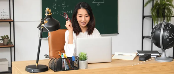 Professora Asiática Trabalhando Com Laptop Mesa Sala Aula — Fotografia de Stock