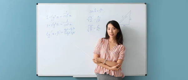 Учитель Математики Азии Рядом Доской Классе — стоковое фото