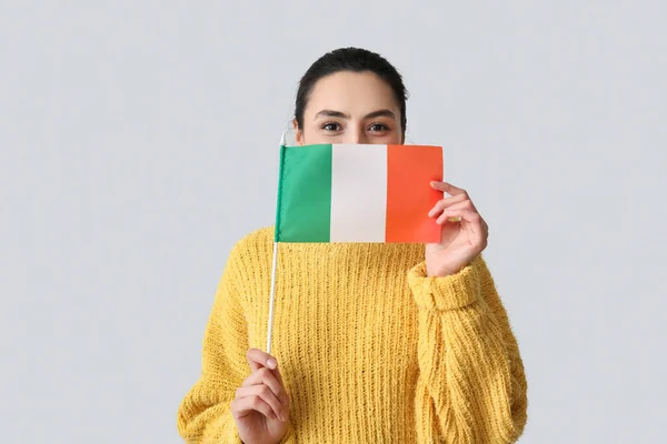 Jonge Vrouw Met Vlag Van Ierland Grijze Achtergrond — Stockfoto