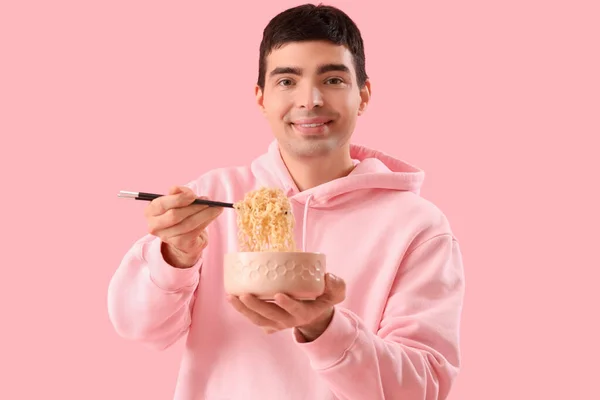 Young Man Bowl Chinese Noodles Pink Background — Stock fotografie