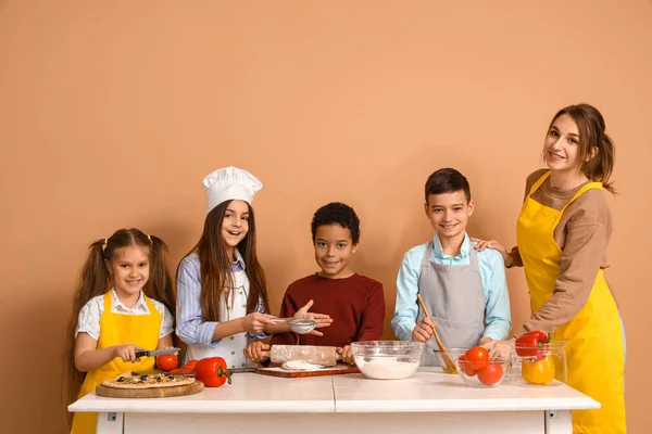 Female Chef Group Little Children Cooking Class Beige Background — Stock Photo, Image