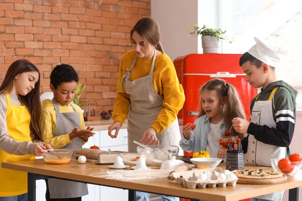 Female Chef Group Little Children Preparing Pizza Cooking Class Kitchen — Stock Photo, Image