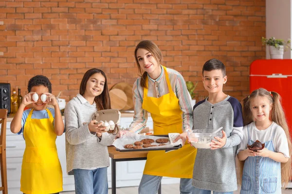 Chef Femenino Con Grupo Niños Pequeños Pastelería Preparada Después Clase —  Fotos de Stock