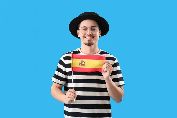 Jóképű Fiatalember Zászló Spanyolország Világoskék Háttér — Stock Fotó