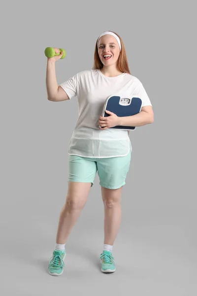 Junge Übergewichtige Frau Mit Schuppen Und Hantel Auf Grauem Hintergrund — Stockfoto