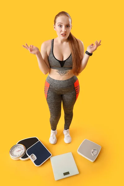Verärgerte Junge Übergewichtige Frau Mit Schuppen Auf Gelbem Hintergrund — Stockfoto
