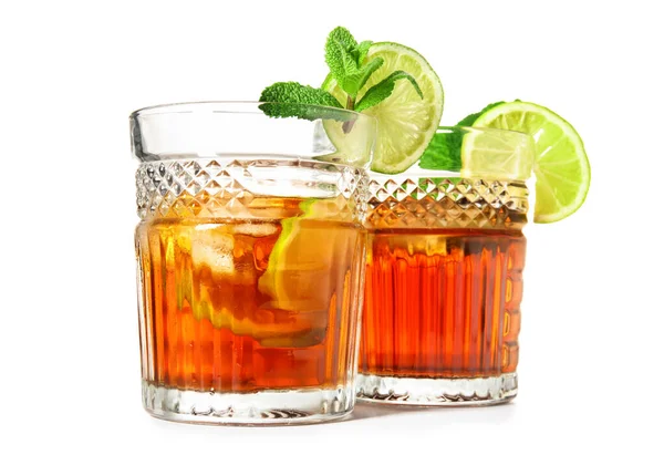 Gläser Kalter Rum Mit Limette Auf Weißem Hintergrund — Stockfoto