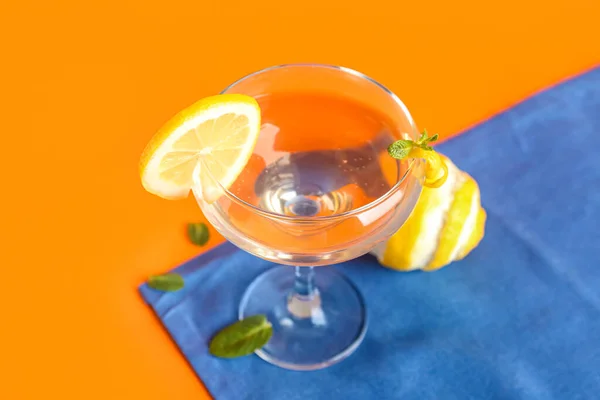 Szklanka Smacznego Martini Cytryna Pomarańczowym Tle — Zdjęcie stockowe