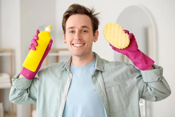 浴室の掃除用品を持つ若い男 — ストック写真