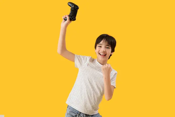 Ευτυχισμένο Μικρό Αγόρι Pad Παιχνίδι Κίτρινο Φόντο — Φωτογραφία Αρχείου
