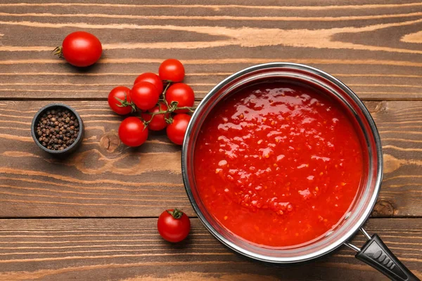 Saucepan Met Lekkere Tomatensaus Verse Groenten Houten Ondergrond — Stockfoto