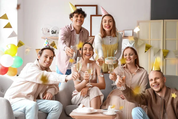 Groep Jonge Vrienden Met Champagne Vieren Verjaardag Thuis — Stockfoto
